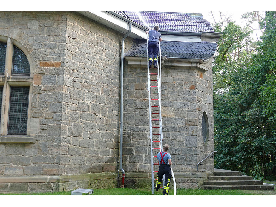 Naumburger Jugendfeuerwehr hilft an der Weingartenkapelle (Foto: Karl-Franz Thiede)